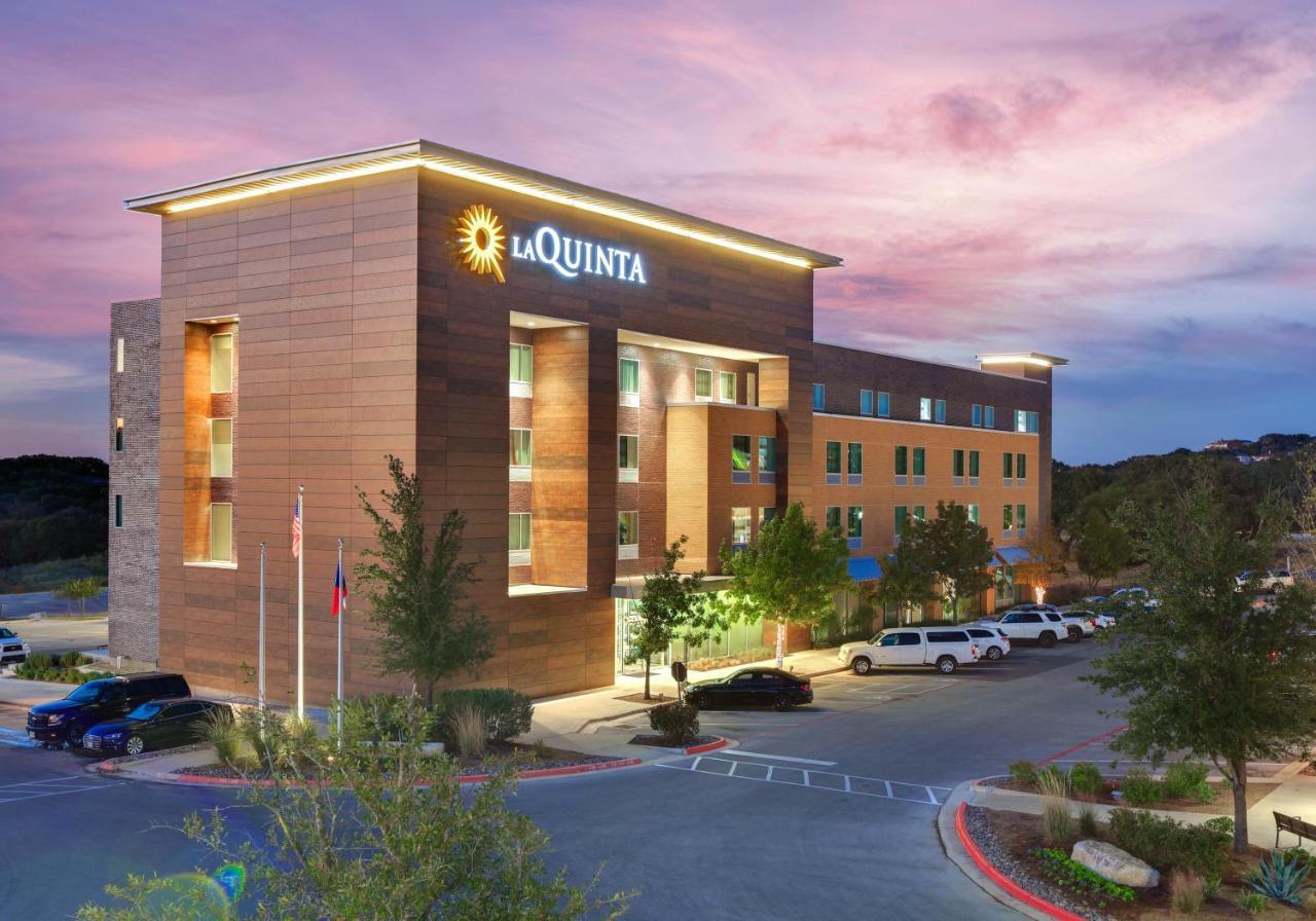La Quinta Inn & Suites By Wyndham Lakeway Exterior photo