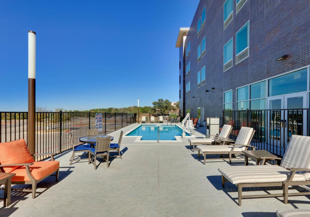 La Quinta Inn & Suites By Wyndham Lakeway Exterior photo