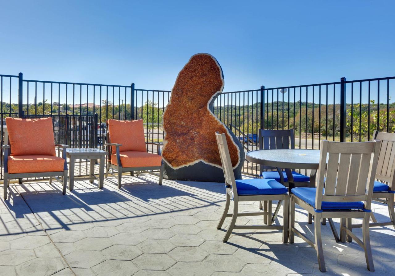 La Quinta Inn & Suites By Wyndham Lakeway Exterior photo