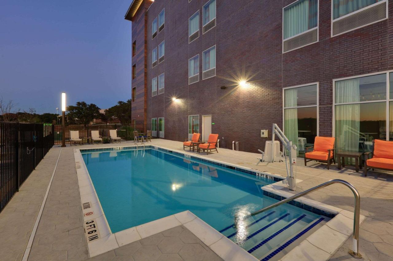 La Quinta Inn & Suites By Wyndham Lakeway Exterior photo